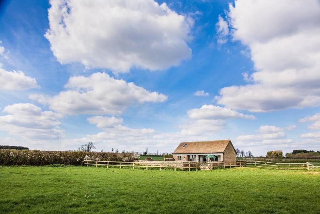 Secluded Romantic Cotswolds Barn - Sleeps 2 To 4 - Near Cirencester - Dog Friendly Villa Kemble Екстериор снимка