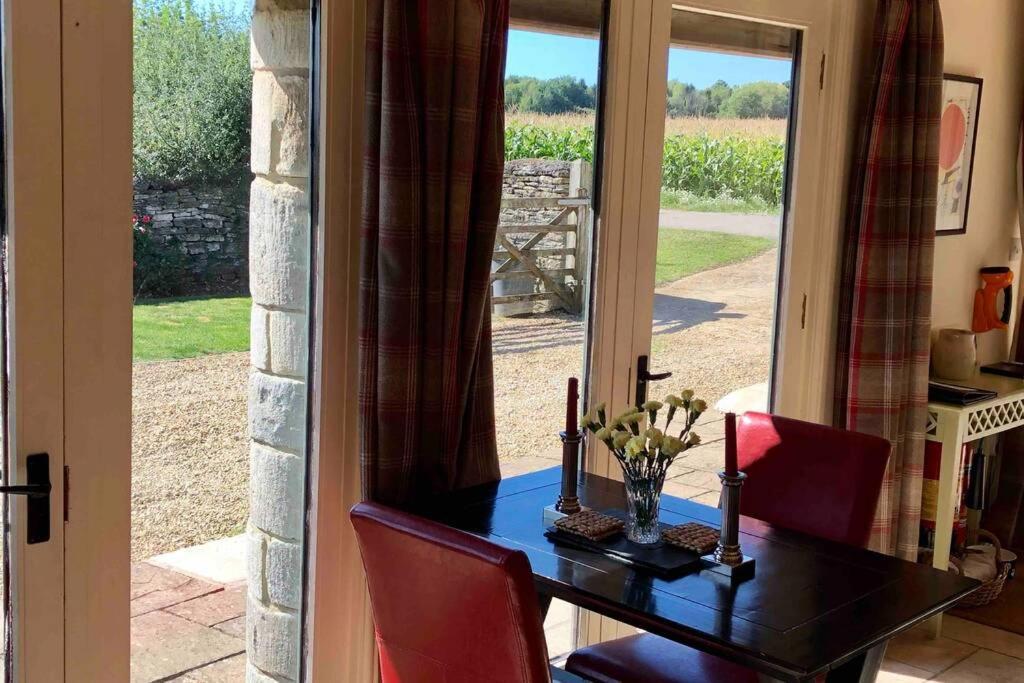Secluded Romantic Cotswolds Barn - Sleeps 2 To 4 - Near Cirencester - Dog Friendly Villa Kemble Екстериор снимка