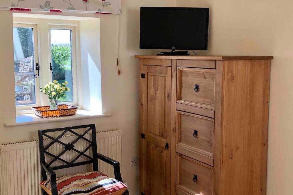 Secluded Romantic Cotswolds Barn - Sleeps 2 To 4 - Near Cirencester - Dog Friendly Villa Kemble Екстериор снимка