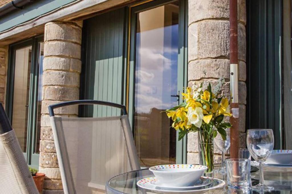 Secluded Romantic Cotswolds Barn - Sleeps 2 To 4 - Near Cirencester - Dog Friendly Villa Kemble Екстериор снимка