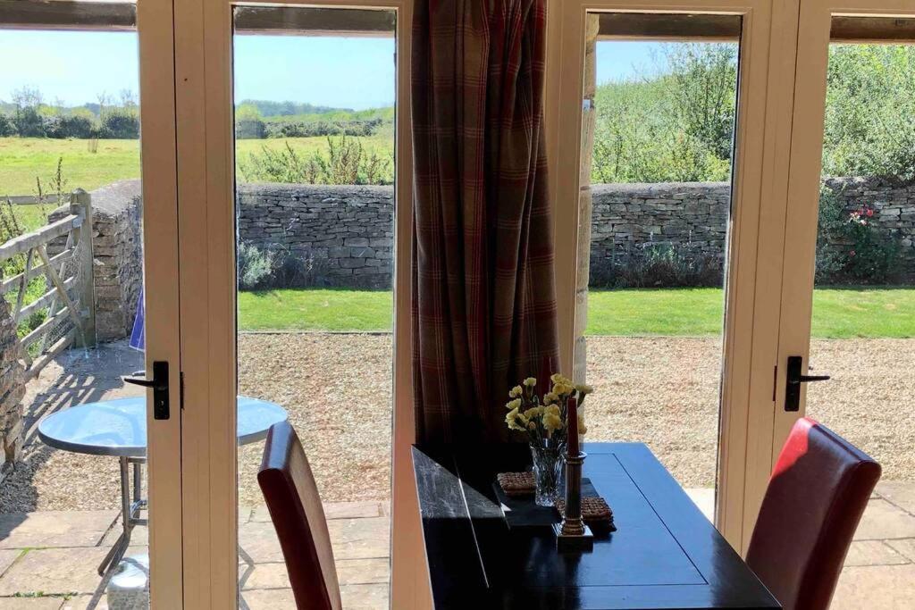 Secluded Romantic Cotswolds Barn - Sleeps 2 To 4 - Near Cirencester - Dog Friendly Villa Kemble Екстериор снимка