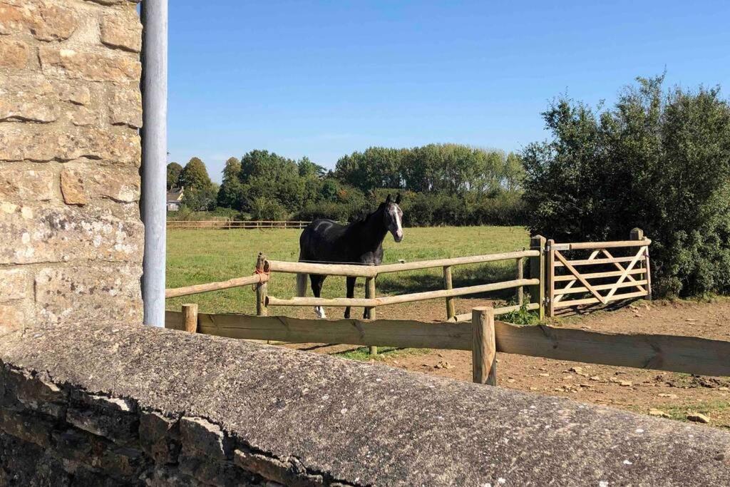 Secluded Romantic Cotswolds Barn - Sleeps 2 To 4 - Near Cirencester - Dog Friendly Villa Kemble Екстериор снимка